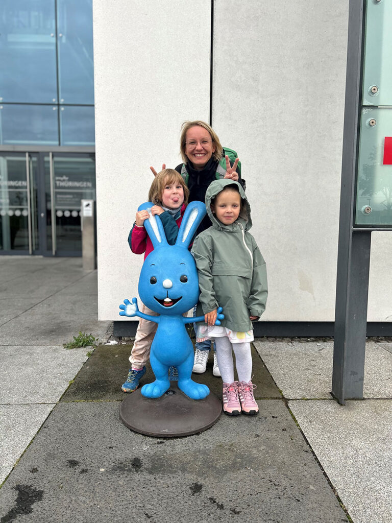 Prof. Dr. Claudia Günther mit Kindern beim TRR241-Retreat in Erfurt 2024 – ein Beispiel für gelebte Vereinbarkeit von Forschung und Familie durch angebotene Kinderbetreuung